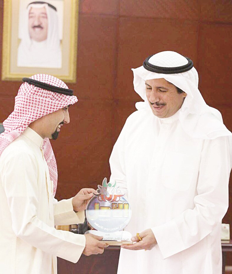 u0639u0632u0627u0645 u0627u0644u0635u0628u0627u062d u0645u0639 u0623u062du062f u0623u0639u0636u0627u0621 u0641u0631u064au0642 u0627u0644u0623u0645u0644