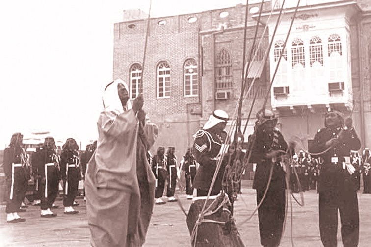 الأمير الوالد الراحل الشيخ سعدالعبدالله يرفع علم الاستقلال