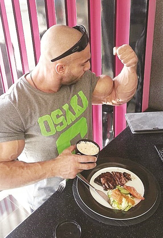 الصايغ «يُطعِم» عضلاته المفتولة