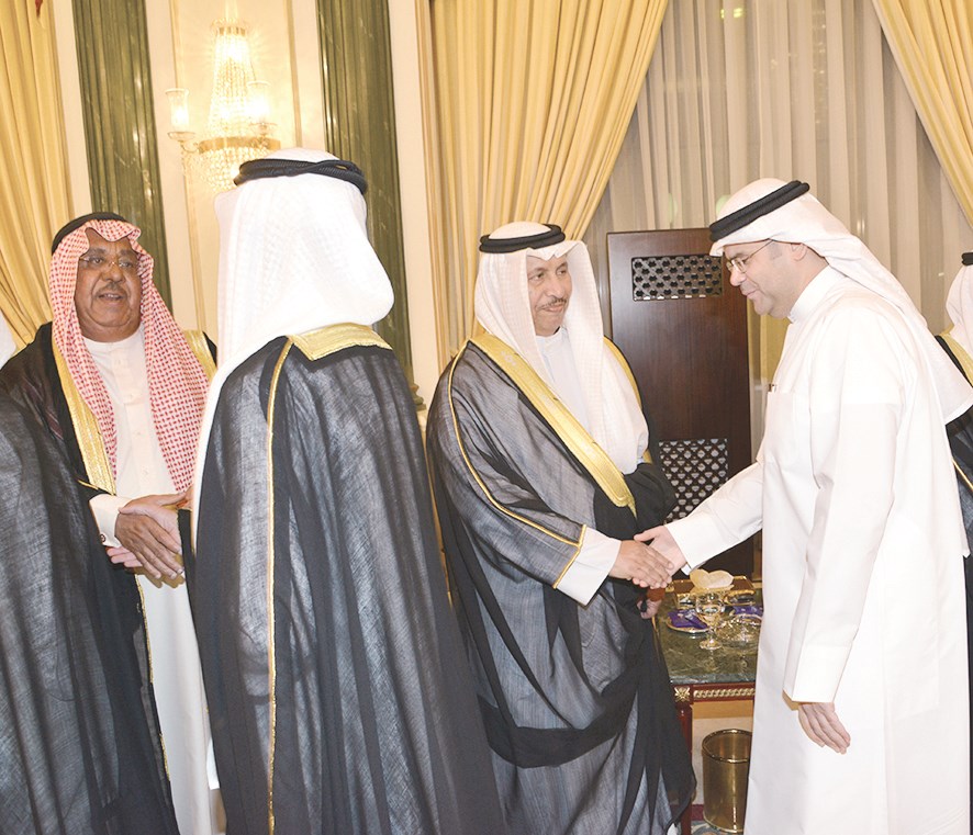 جابر المبارك يتلقى تهنئة عبدالعزيز إسحق... وجابر الخالد يصافح المهنئين