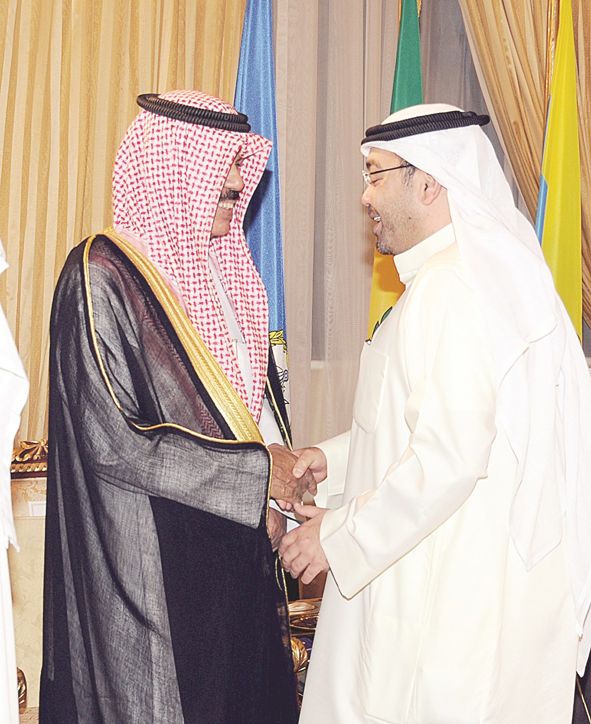 ولي العهد متلقياً التهاني من يوسف المرزوق