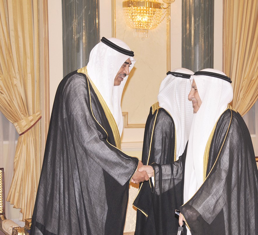 صباح الخالد مصافحاً علي الغانم