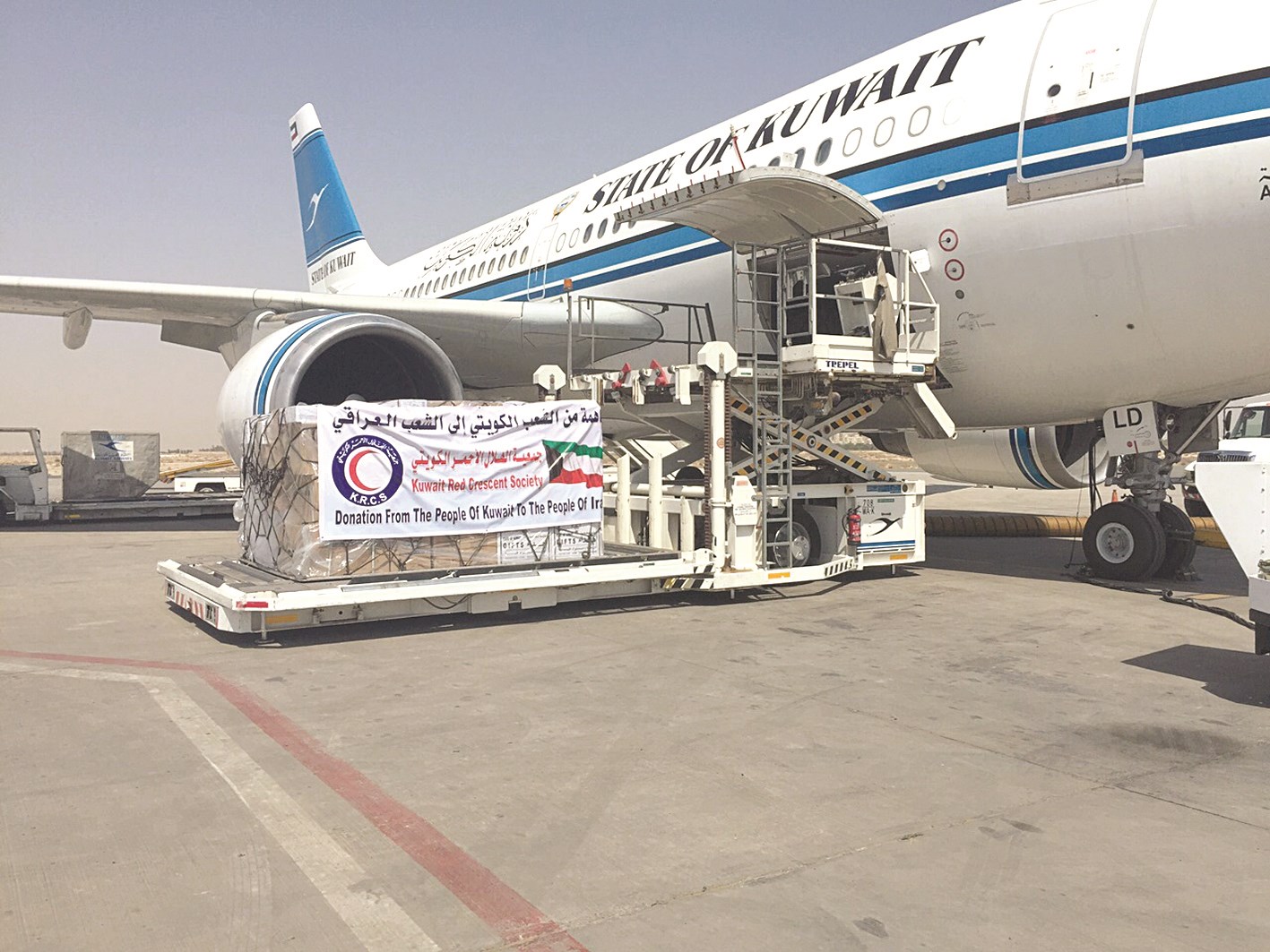 تحميل الشحنة الطبية في الطائرة