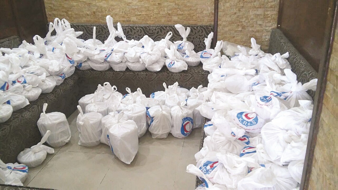 إعداد وجبات رمضانية تمهيداً لتوزيعها