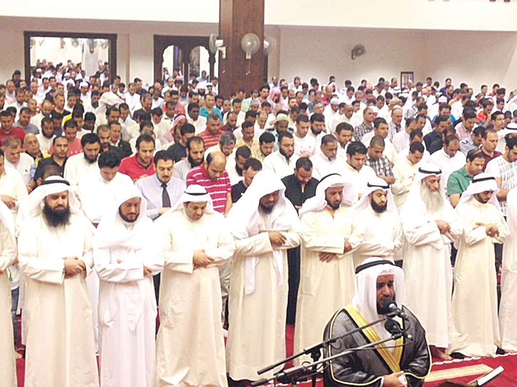 العفاسي أمّ آلاف المصلين في المركز الرمضاني