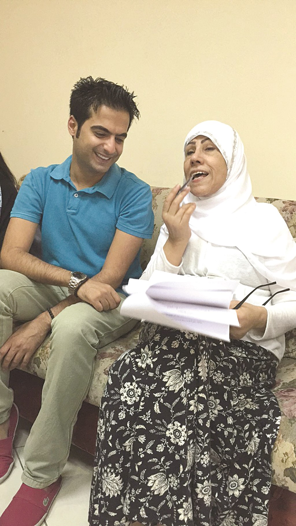 «أم نواف» مع الزميل حمود العنزي