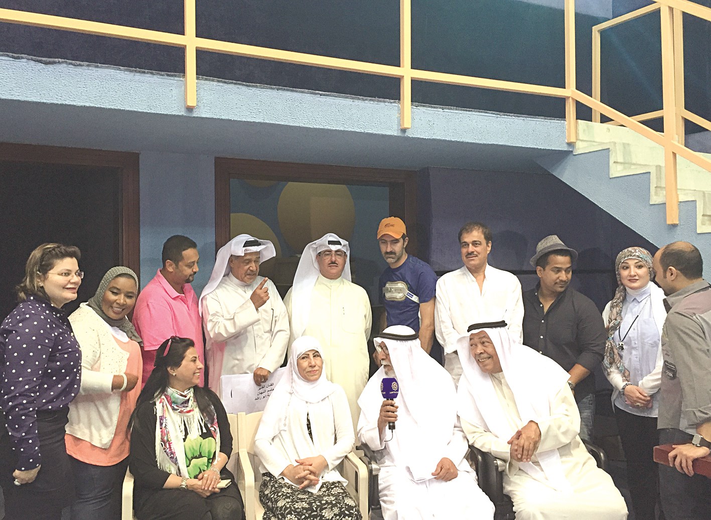 فهد المبارك متوسطاً فريق عمل المسلسل