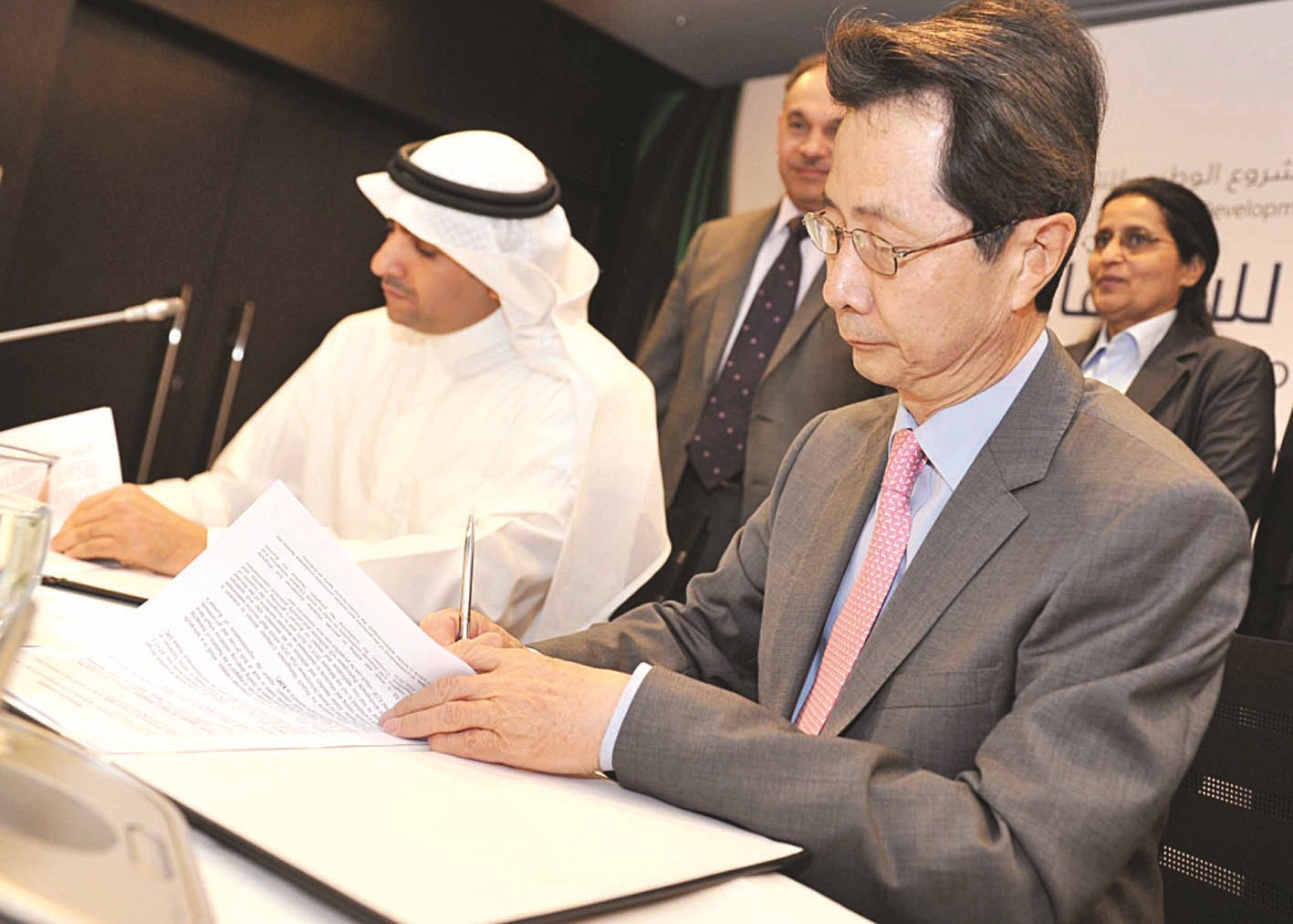 توقيع العقد  (تصوير سعد هنداوي)