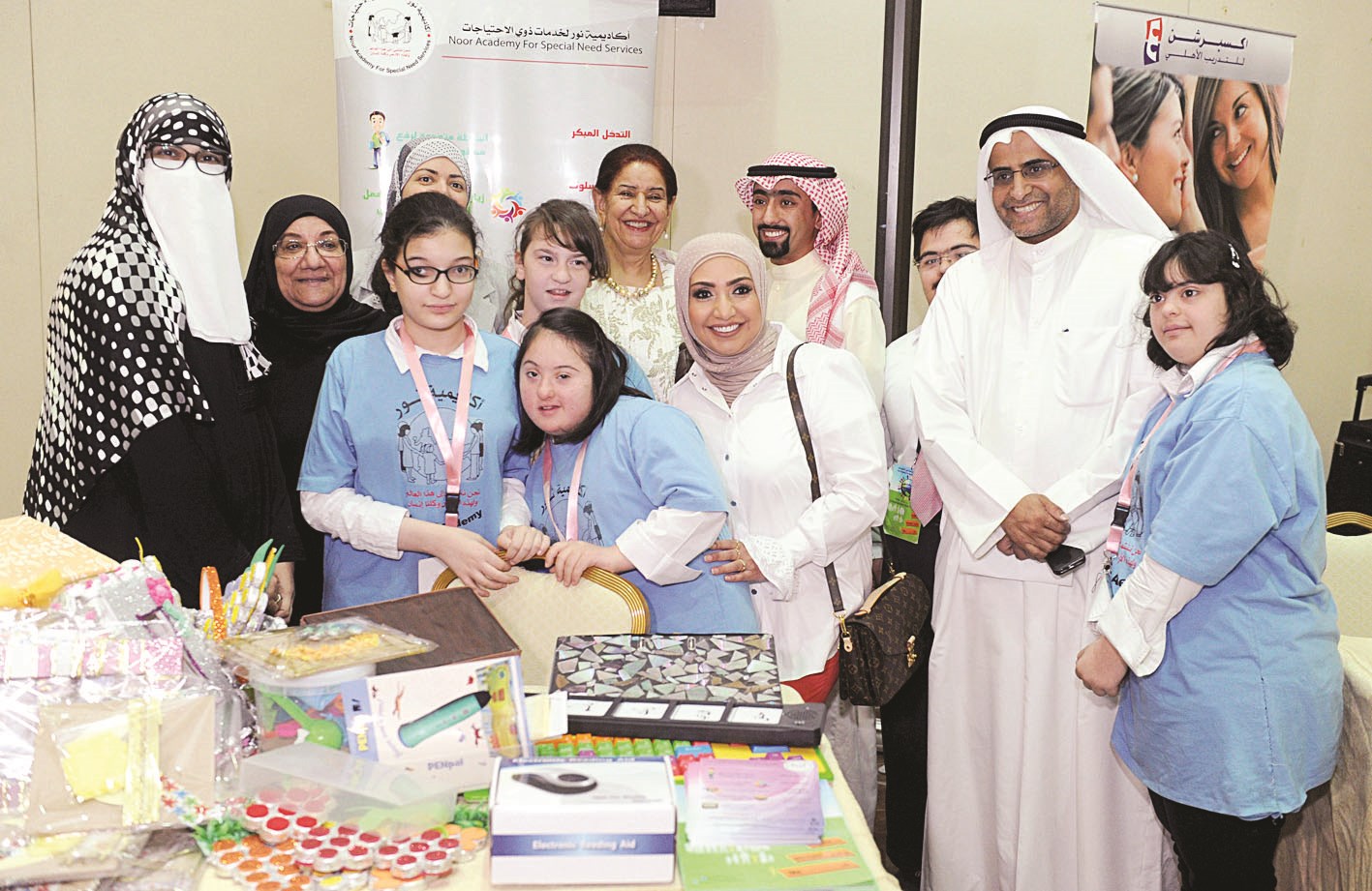 u0635u0648u0631u0629 u062cu0645u0627u0639u064au0629 u0644u0644u0645u0633u0624u0648u0644u064au0646 u0645u0639 u0627u0644u0645u0639u0627u0642u064au0646 u0648u0645u0646u062au062cu0627u062au0647u0645