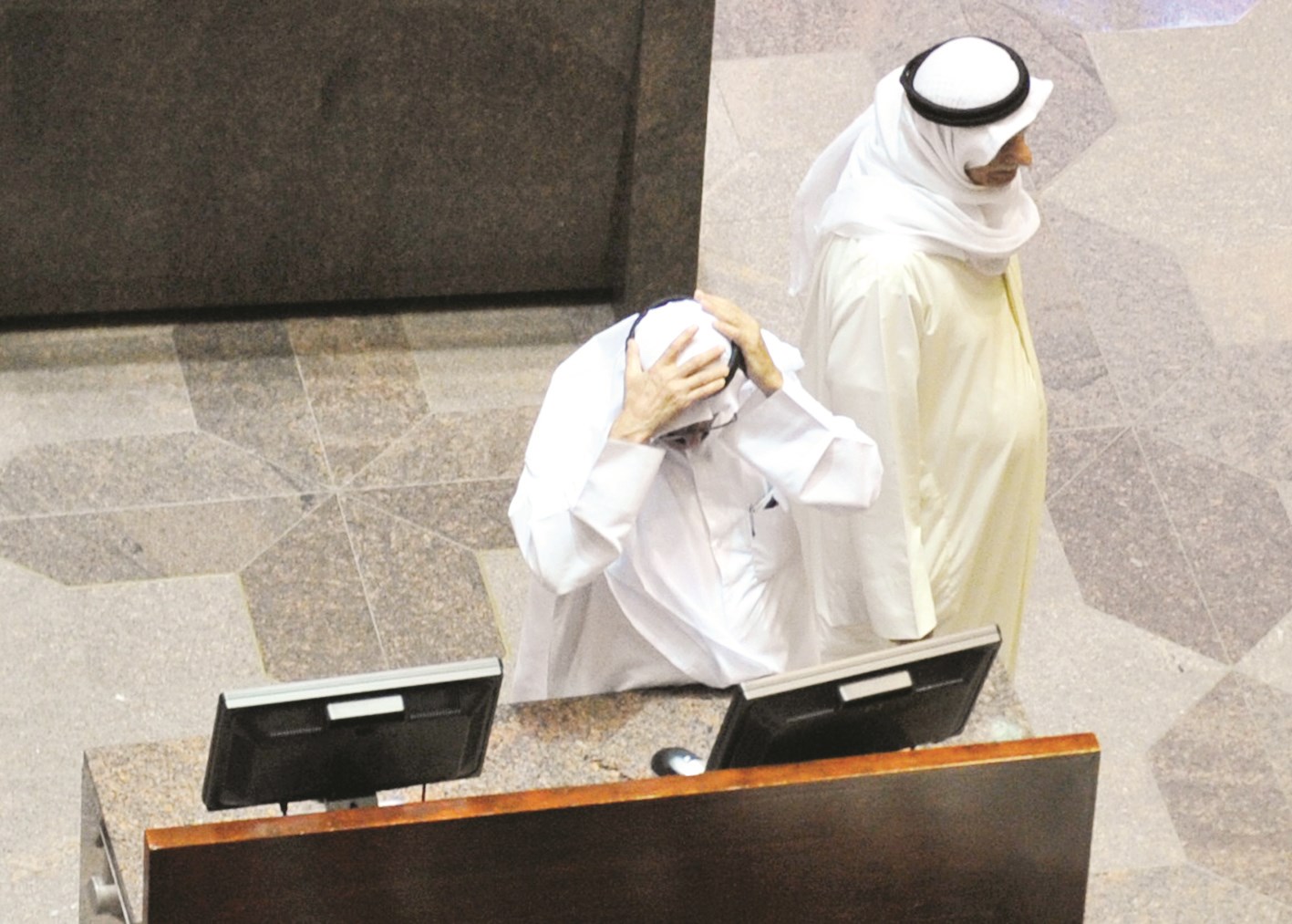 u0645u0646 u064au062au0644u0627u0639u0628 u0628u0627u0644u062du0633u0627u0628u0627u062a u0627u0644u062eu0627u0645u0644u0629u061f (u062au0635u0648u064au0631 u0633u0639u062f u0647u0646u062fu0627u0648u064a)