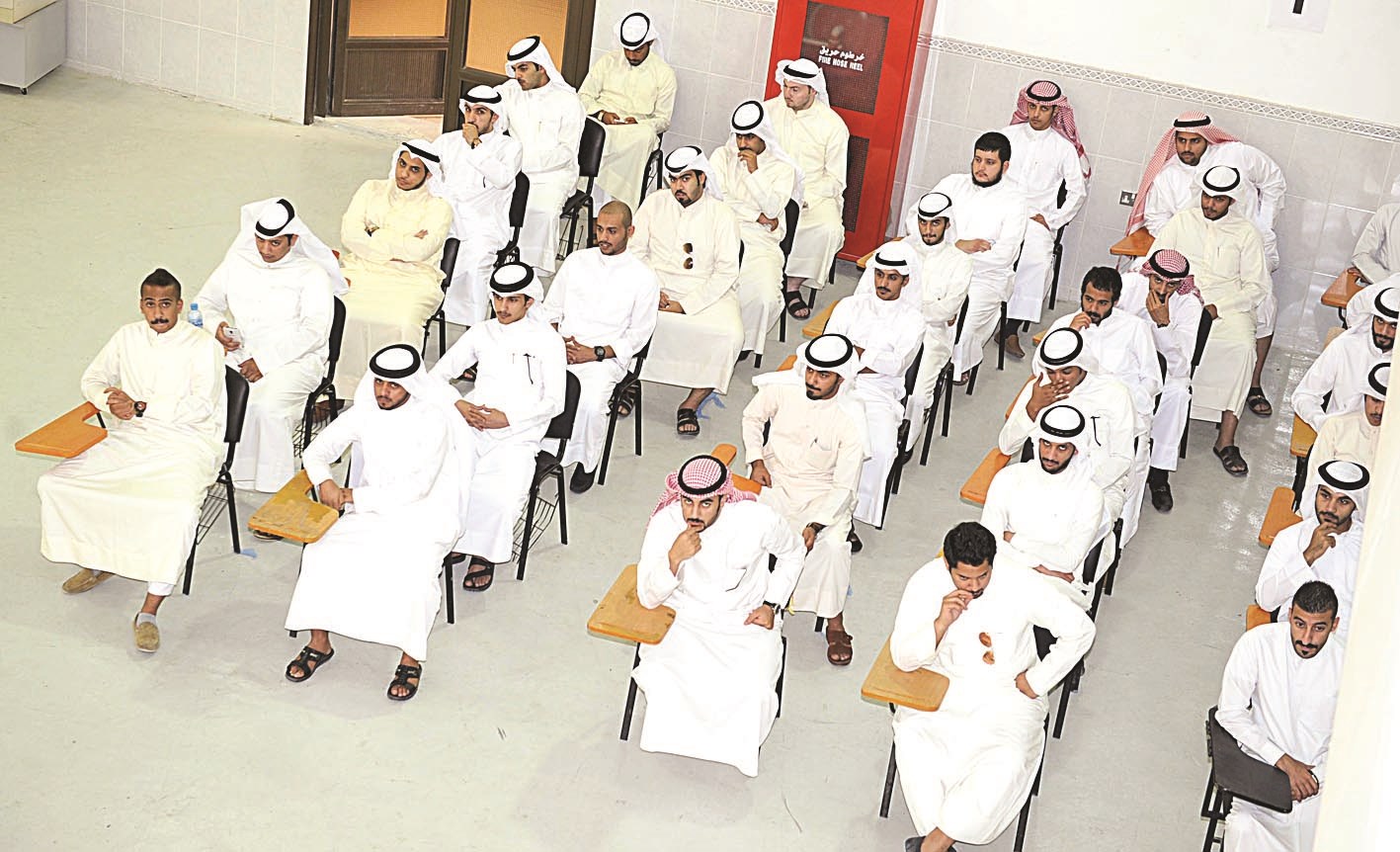 متقدمون ينتظرون دورهم لإجراء المقابلة الشخصية (تصوير نايف العقلة)