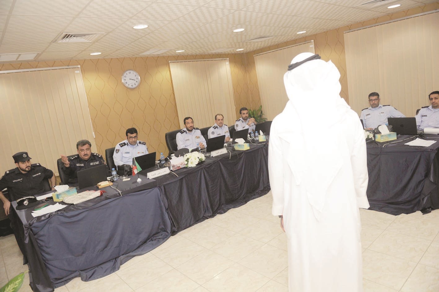 طالب أمام لجنة المقابلات الشخصية