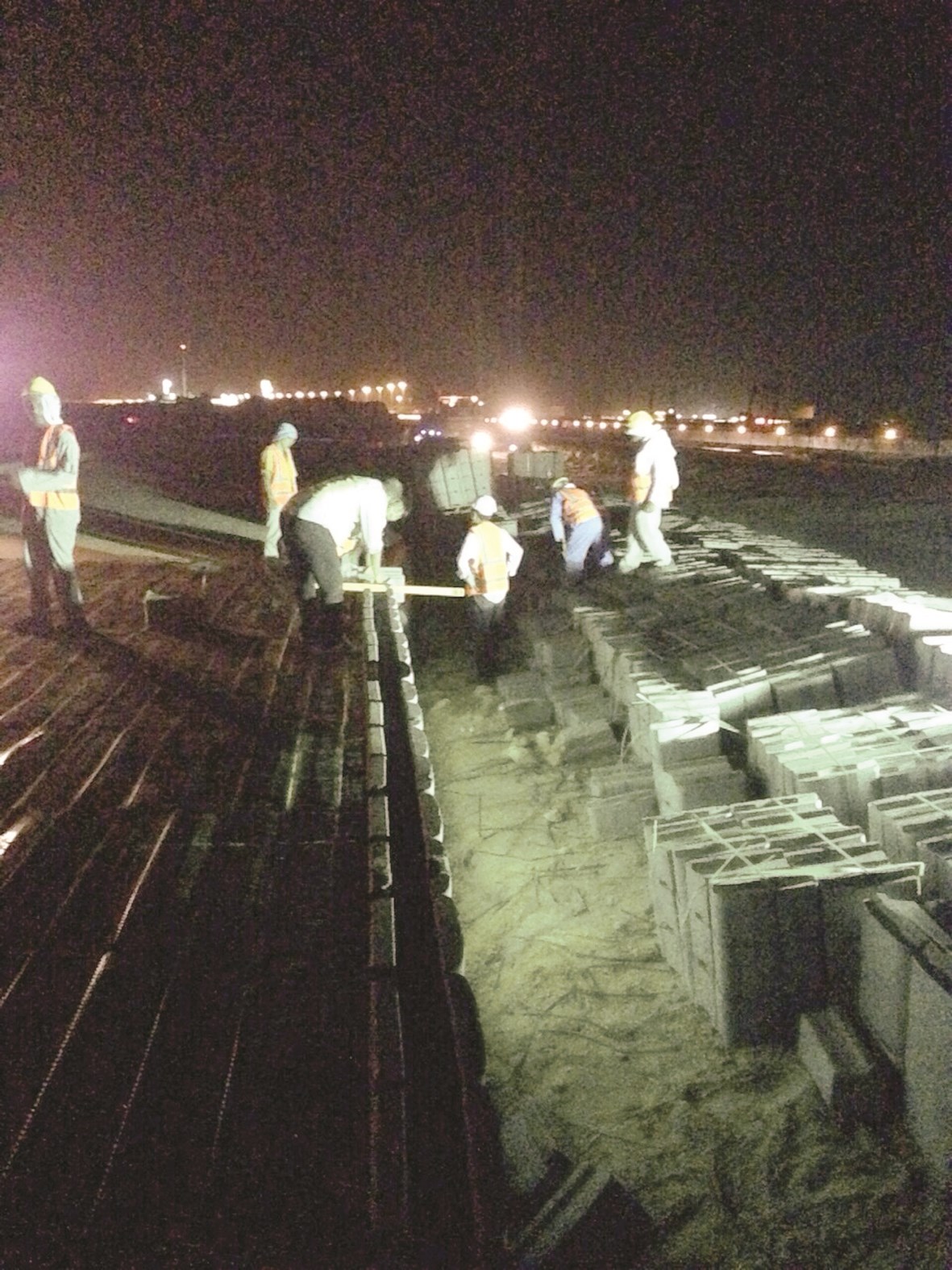 عمال خلال دوامهم الرمضاني في المشروع