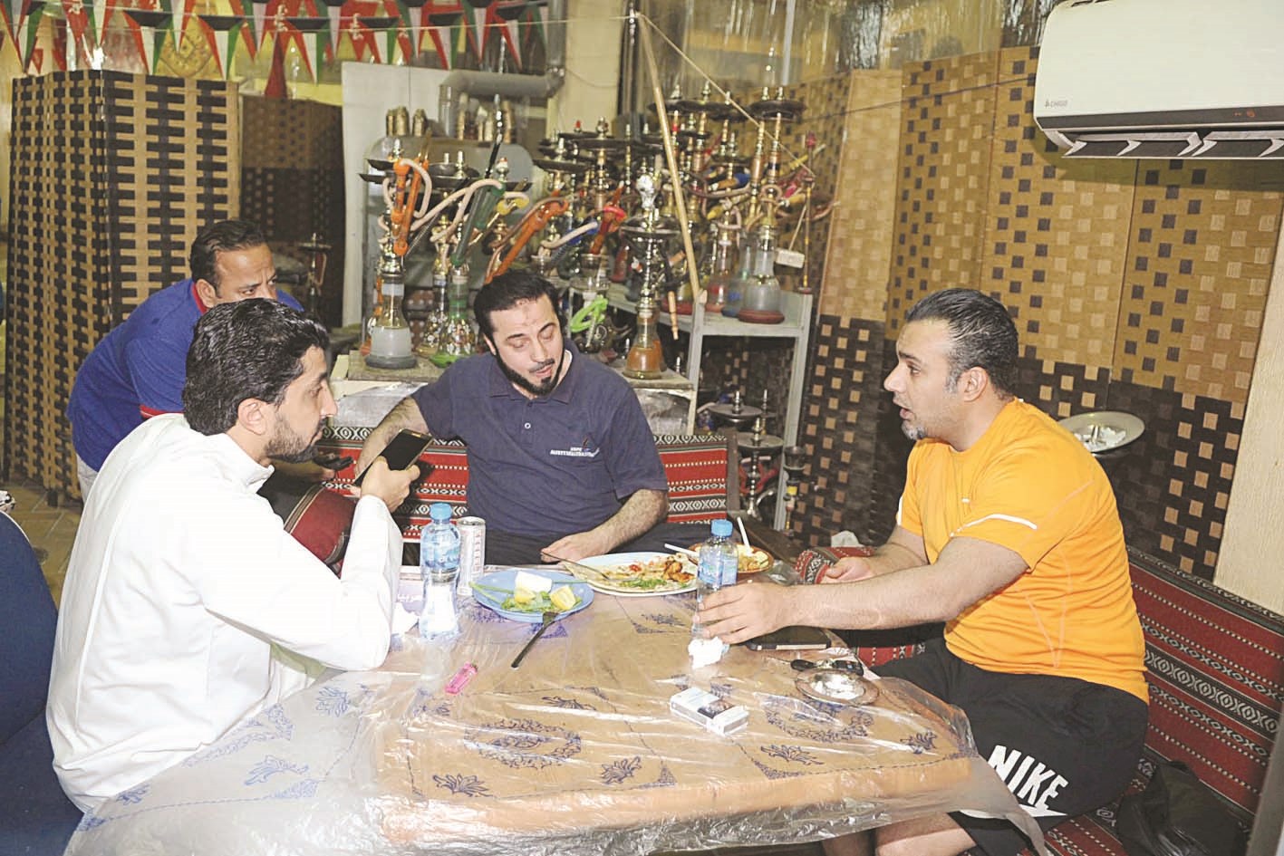 u0639u062fu062f u0645u0646 u0623u0635u062du0627u0628 u0627u0644u0645u062du0644u0627u062a u064au062au062du062fu062bu0648u0646 u0644u0644u0632u0645u064au0644 u063au0627u0646u0645 u0627u0644u0633u0644u064au0645u0627u0646u064a