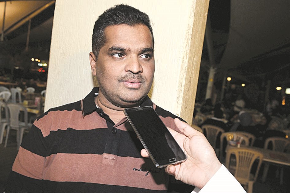 محمد إسلام صاحب أحد المطاعم يبث شكواه