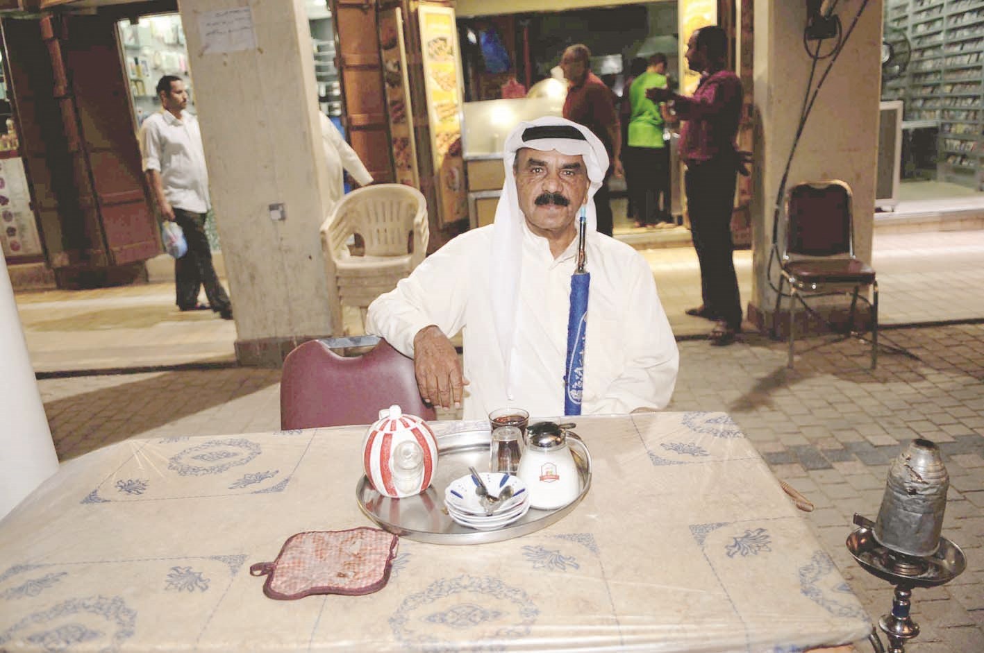 أبو عبدالله ومزاج عال مع رأس الشيشة