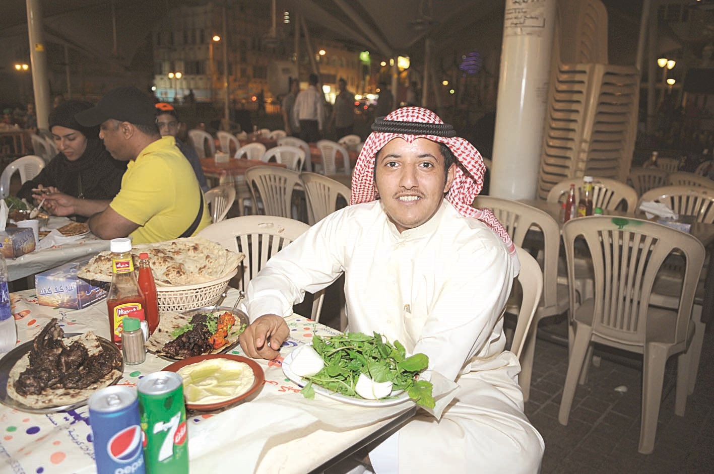 سعود العازمي يتناول وجبته