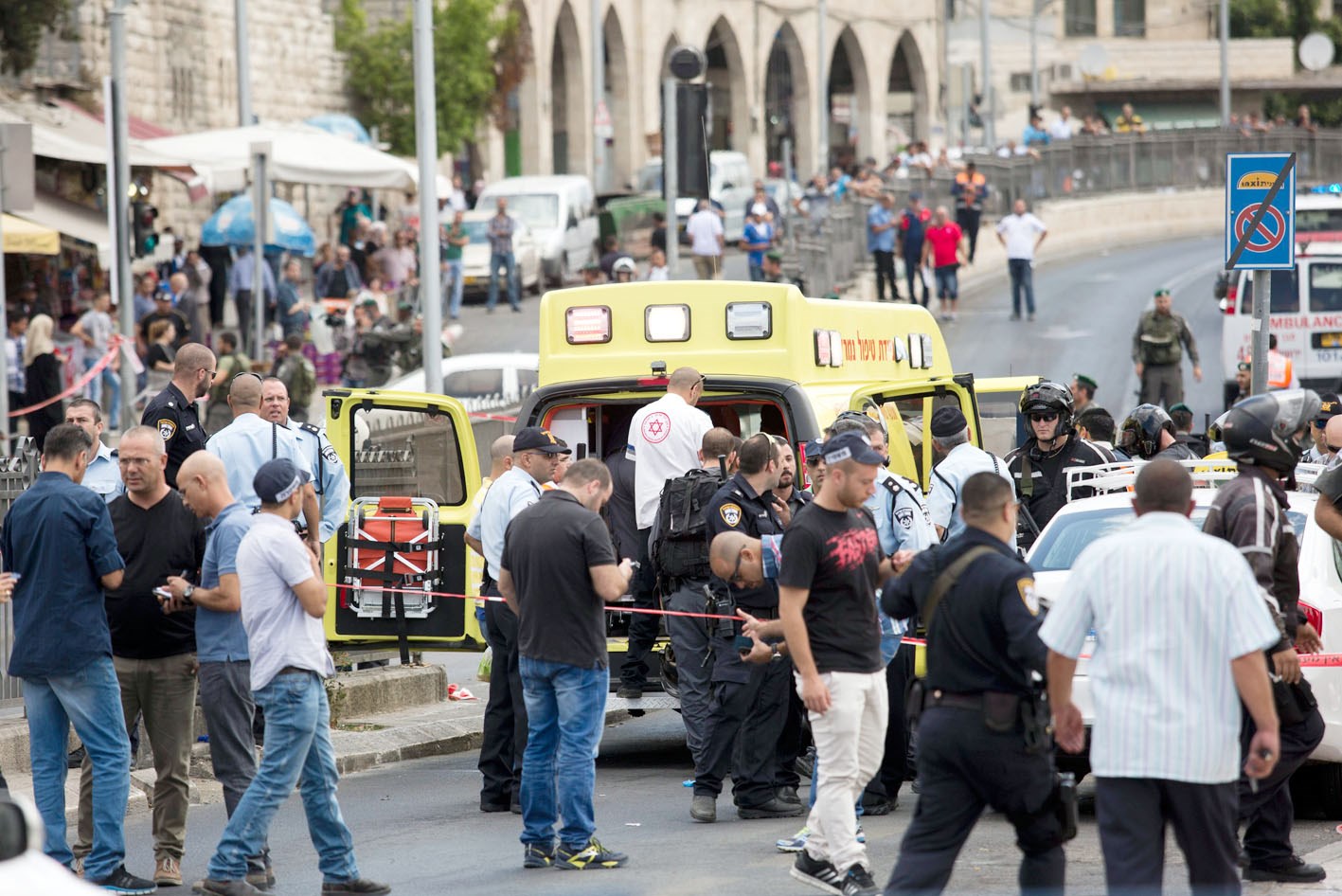 u0645u062cu0645u0648u0639u0629 u0645u0646 u0627u0644u0634u0631u0637u0629 u0648u062eu062fu0645u0627u062a u0627u0644u0637u0648u0627u0631u0626 u0628u0639u062f u0627u0644u0639u0645u0644u064au0629 u0642u0631u0628 u0627u0644u0628u0644u062fu0629 u0627u0644u0642u062fu064au0645u0629 u0641u064a u0627u0644u0642u062fu0633 u0623u0645u0633 (u062f u0628 u0627)