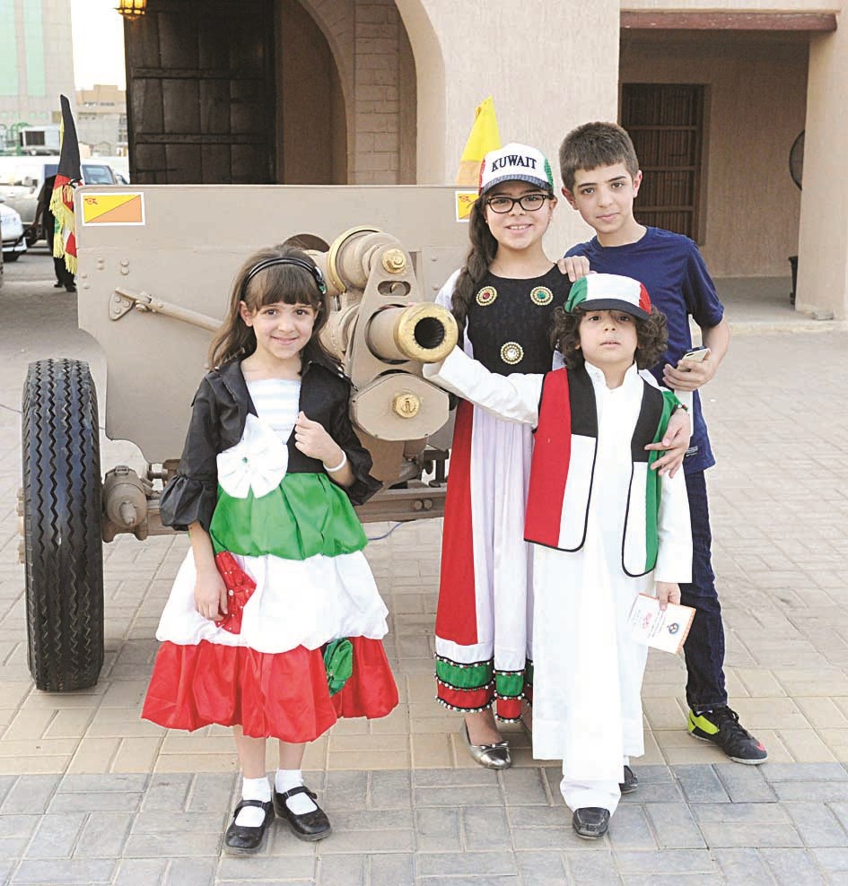 صورة تذكارية لأطفال مع مدفع قصر نايف