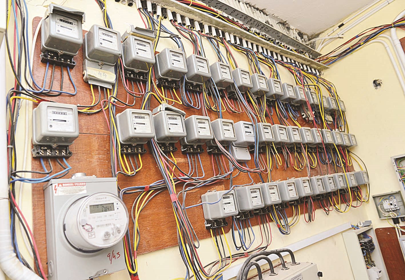 عداد ذكي إلى جانب عدادات قديمة