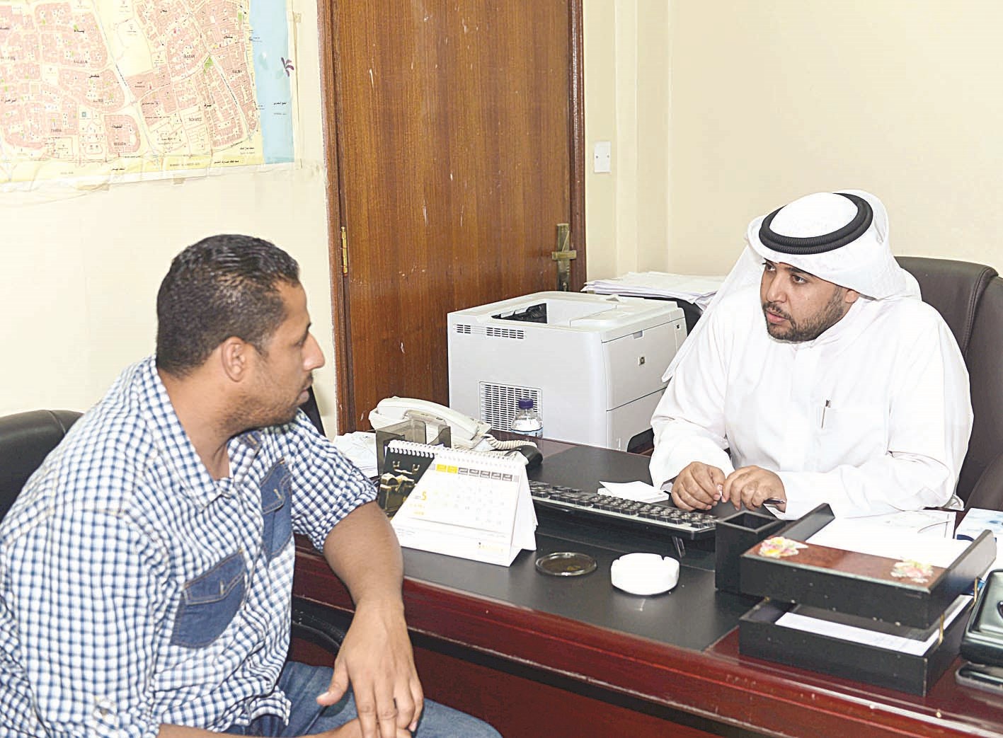 االعازمي متحدثا للزميل علي العلاس