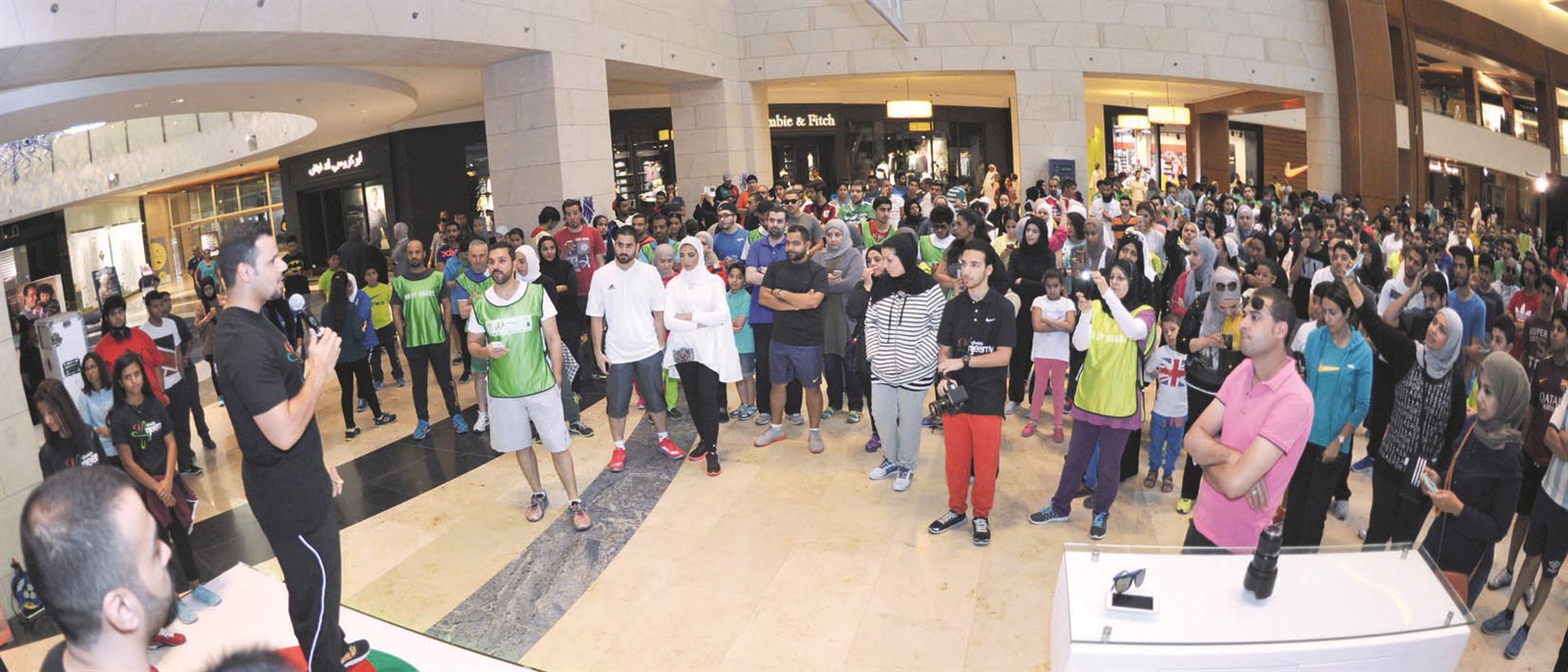 الجمهور يستمع إلى المطوع ويتفاعل مع حملته