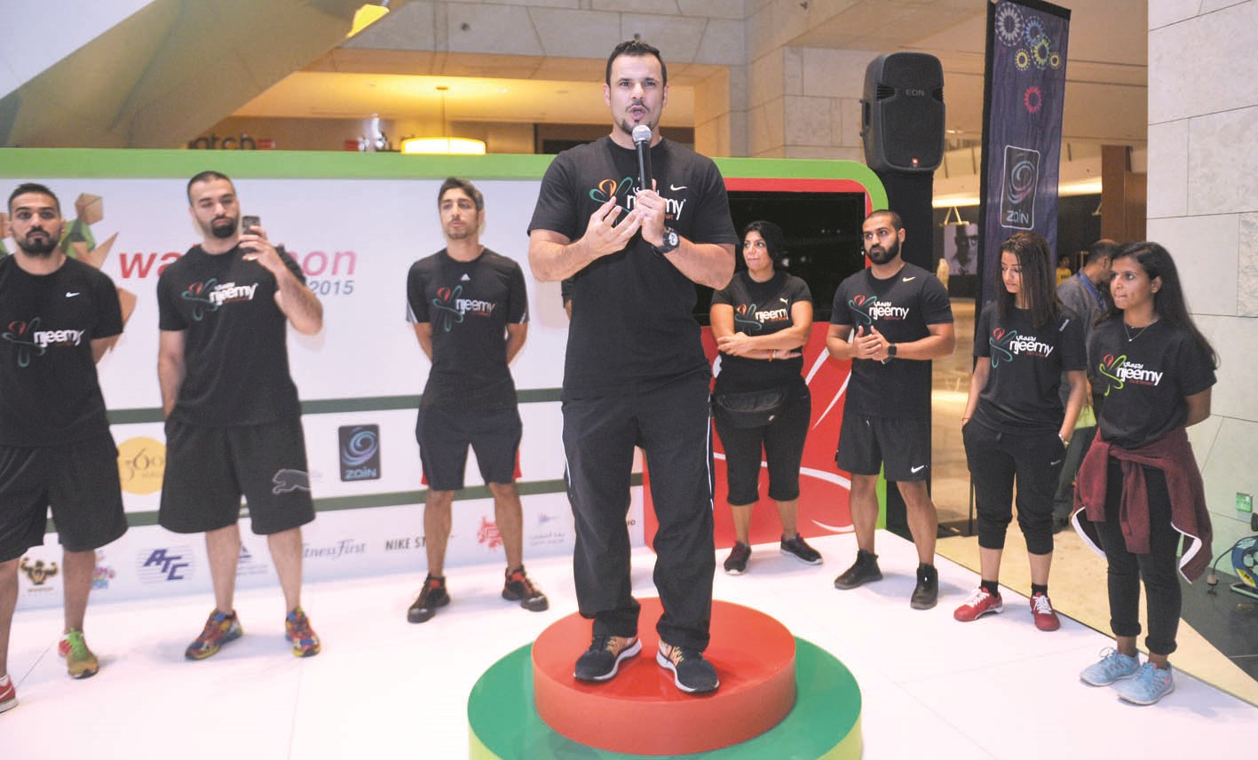 المطوع يتحدث وخلفه فريق عمل «ريجيمي»     (تصوير جاسم بارون)