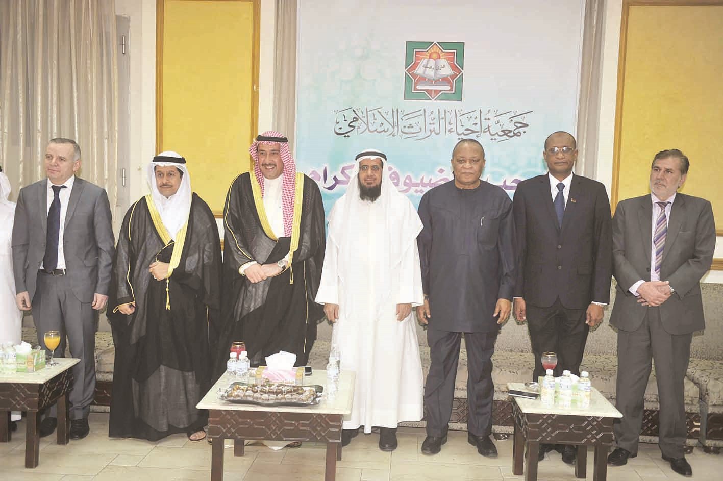 العيسى متوسطاً محافظ الفروانية وعدداً من السفراء