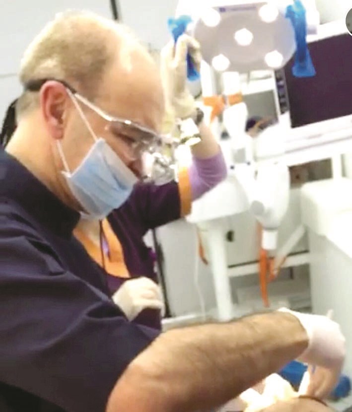 أحد الأطباء أثناء الحملة