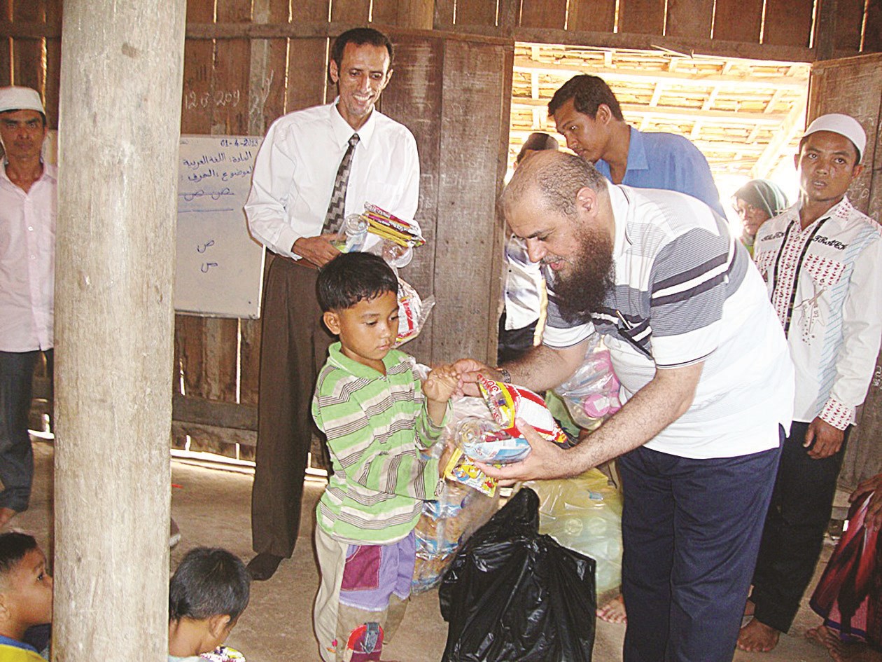 توزيع مساعدات إنسانية في إحدى الدول الآسيوية