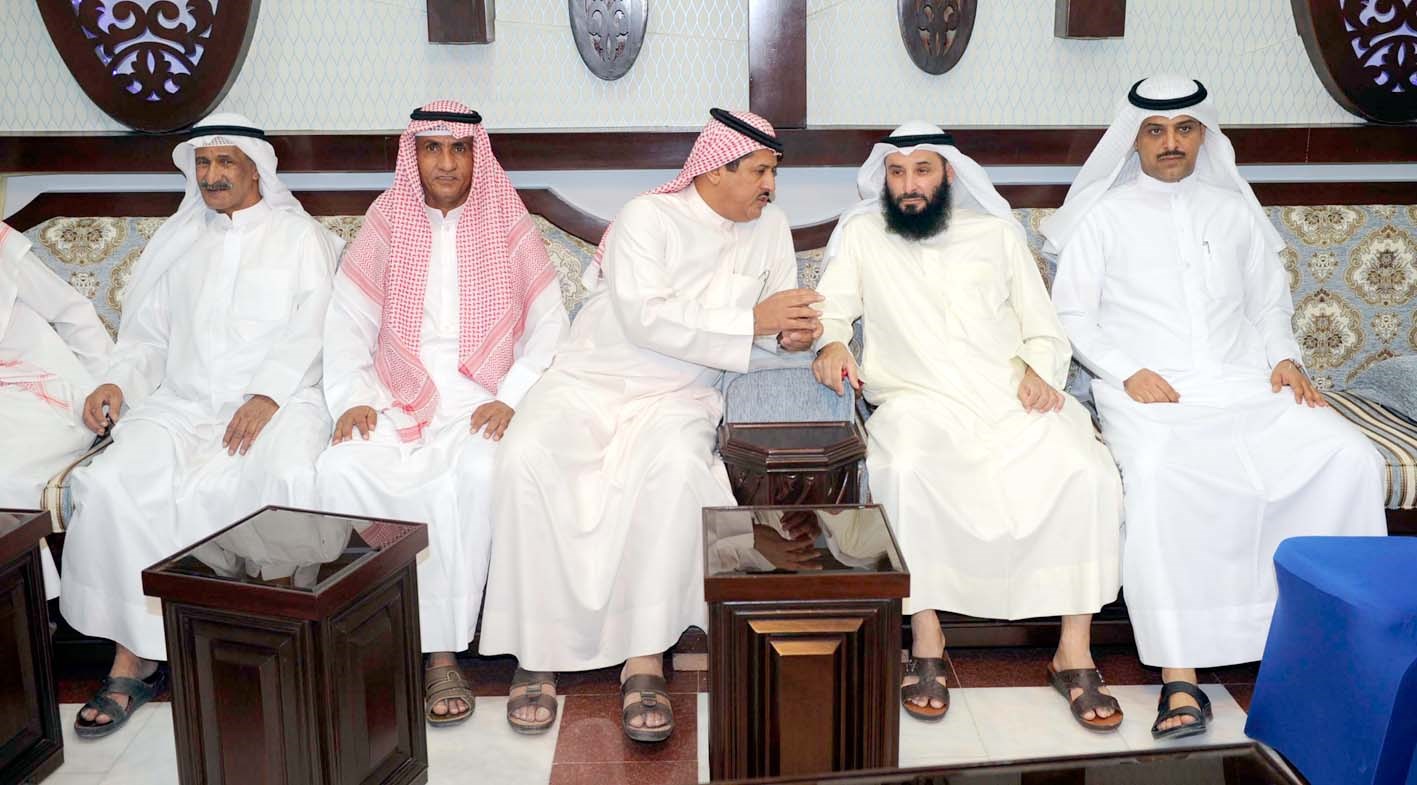 النائب الحريجي بين ضيوفه (تصوير نايف العقلة)