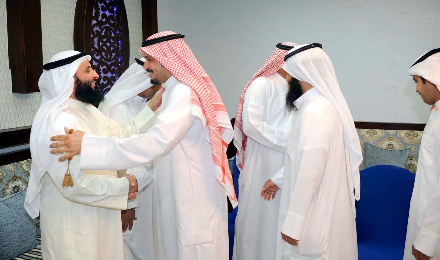 الحريجي مستقبلاً المهنئين