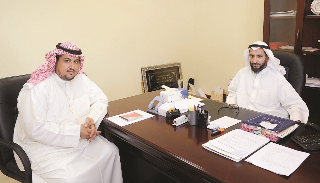 المزروعي لدى لقائه الزميل تركي المغامس   (تصوير نايف العقلة)