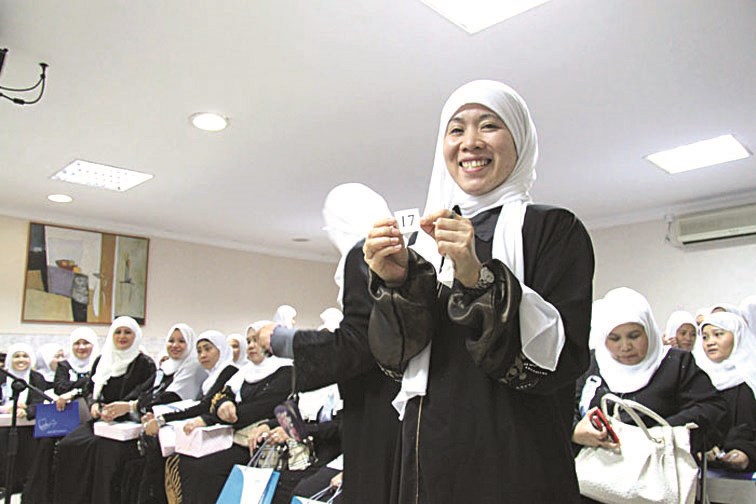 مهتدية تبرز رقمها في إحدى فعاليات اللجنة