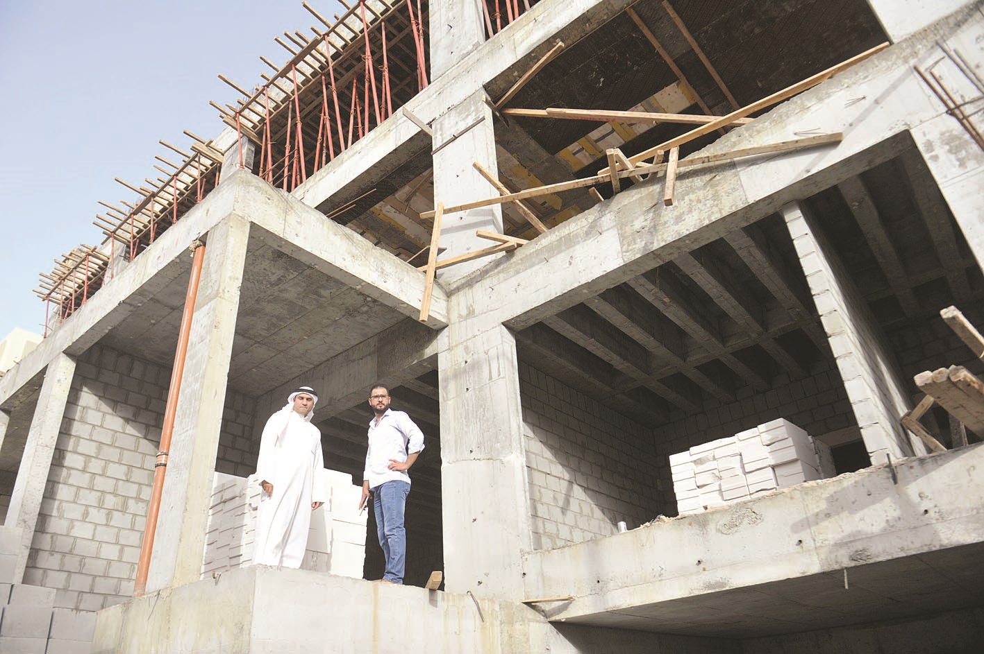 الكندري برفقة الزميل محمد أنور يعاينان التجاوزات