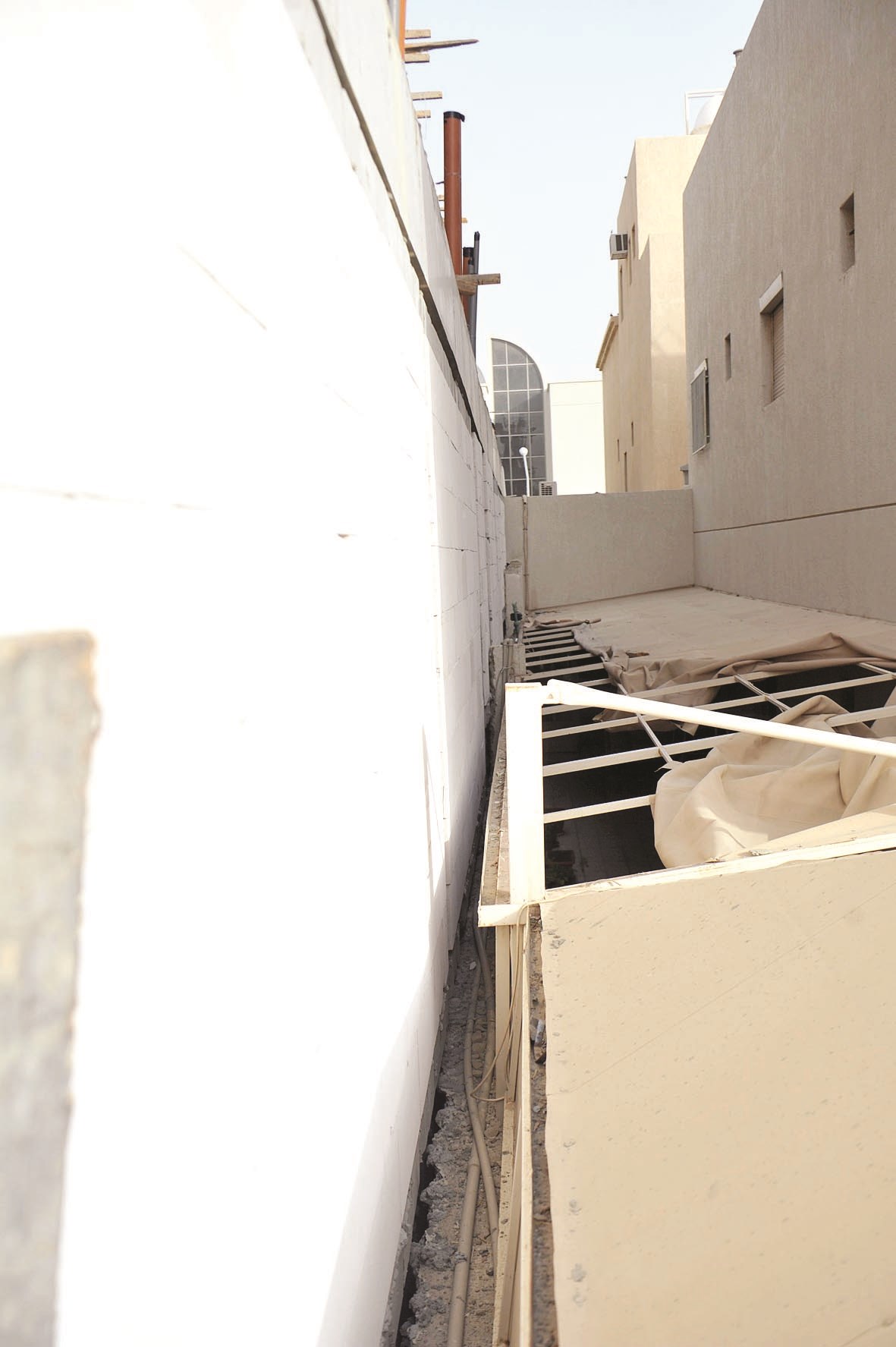 بناء على جدار الجار دون أخذ موافقات