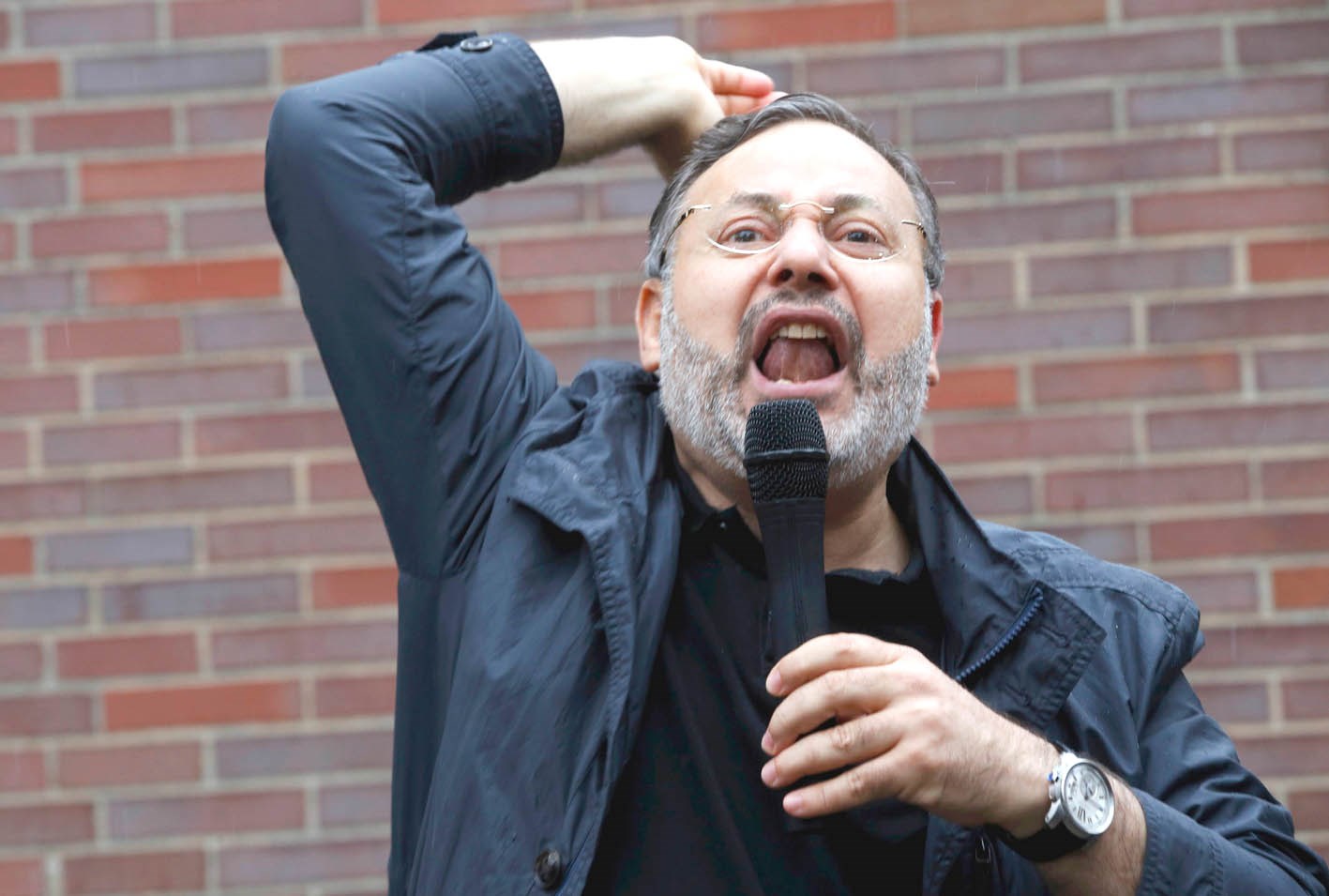 u0645u0646u0635u0648u0631 u0645u062au062du062fu062bu0627u064b u0623u0645u0627u0645 u0623u0641u0631u0627u062f u0645u0646 u00abu0627u0644u0625u062eu0648u0627u0646u00bb u0628u0639u062f u0625u0637u0644u0627u0642u0647 u0641u064a u0628u0631u0644u064au0646 (u0631u0648u064au062au0631u0632)