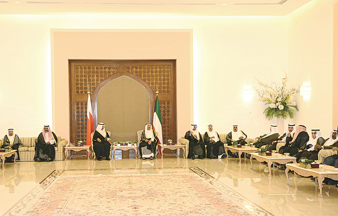 سمو الأمير مستقبلاً خليفة بن سلمان بحضور ولي العهد والغانم وكبار الشيوخ