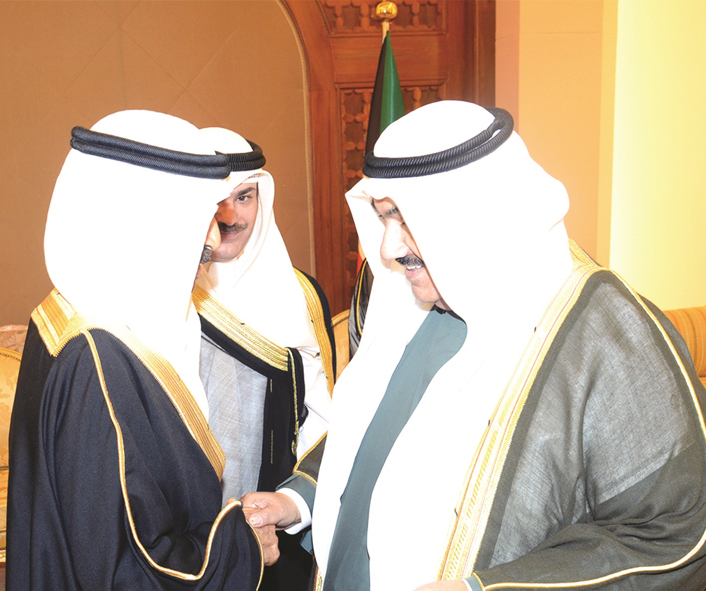 خليفة بن سلمان مستقبلاً ناصر المحمد