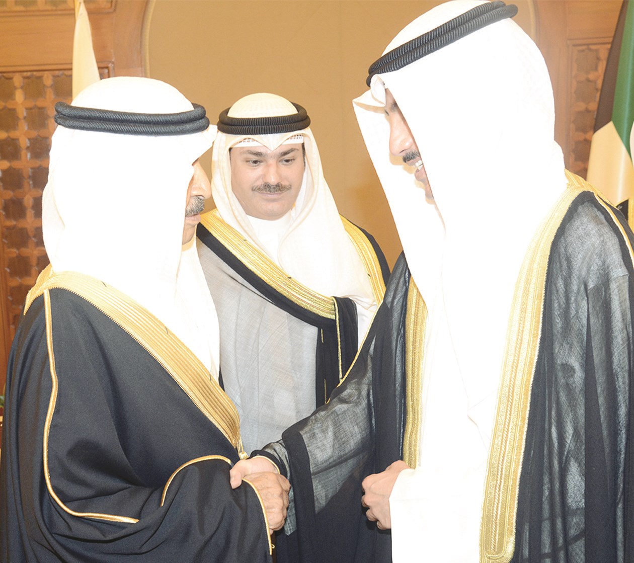 الغانم مصافحاً بن سلمان