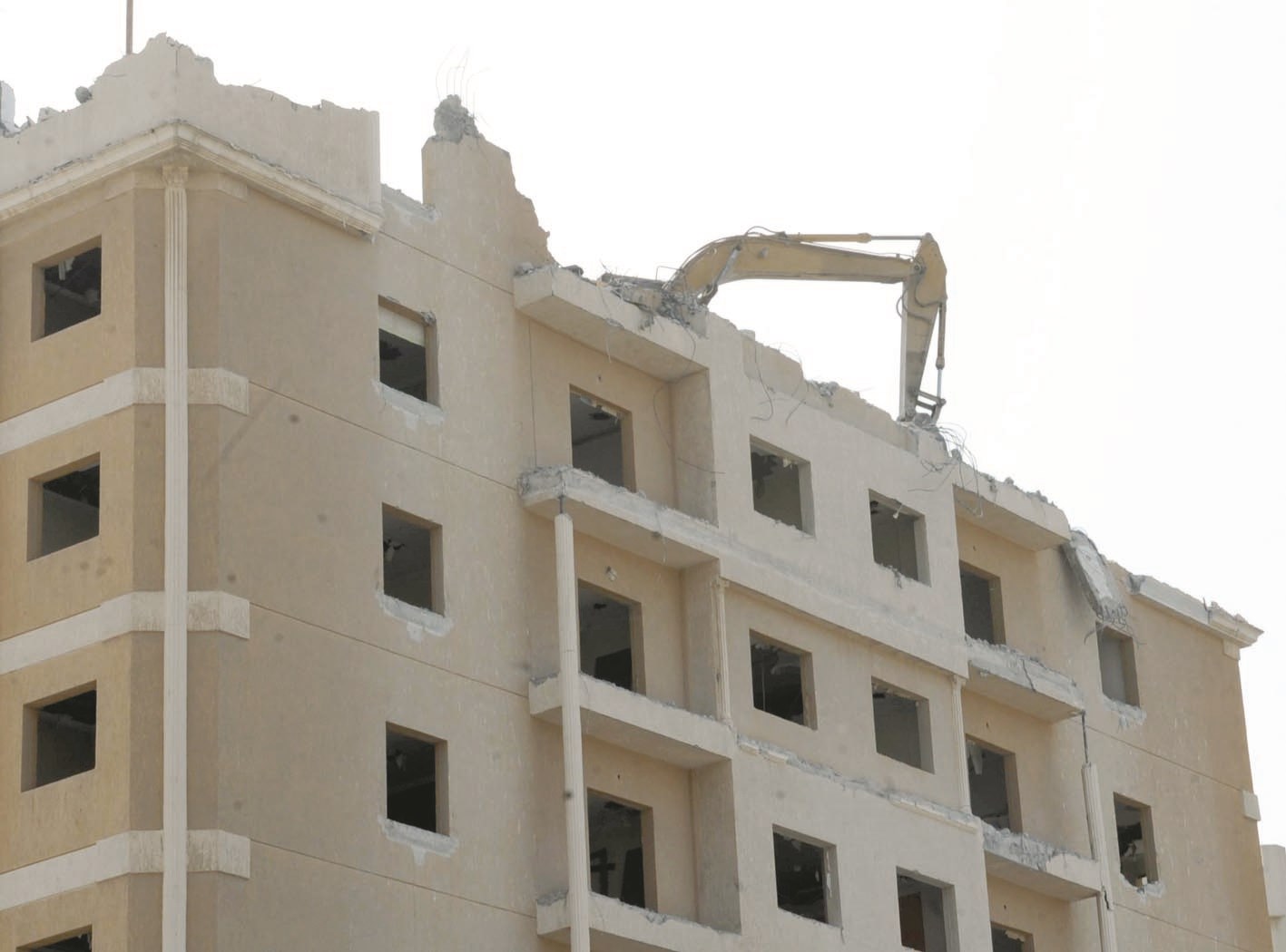 ... وحفارة فوق مبنى بالسالمية في التاريخ نفسه              ( تصوير كرم ذياب)