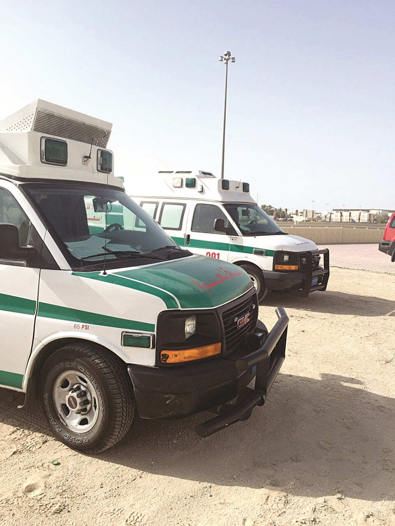 سيارتا إسعاف أمام مبنى الكويتية