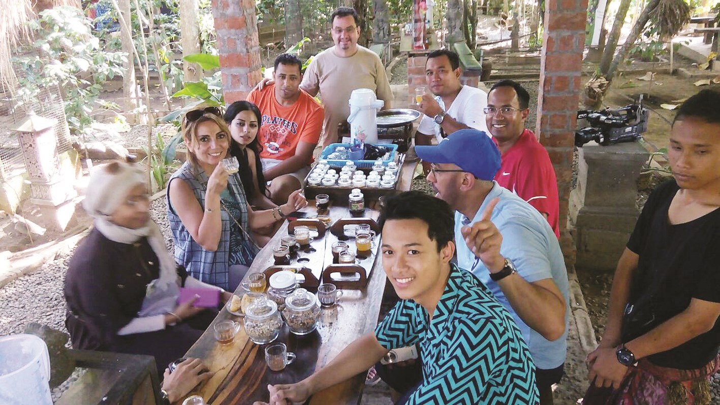 أعضاء الوفد الإعلامي يتذوقون قهوة الكوبي لواك