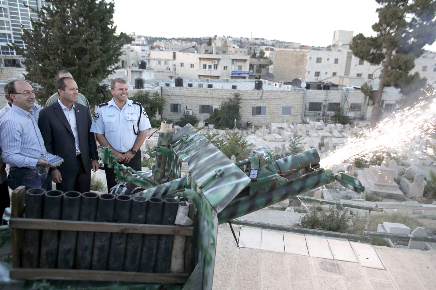 u0631u0626u064au0633 u0628u0644u062fu064au0629 u0627u0644u0642u062fu0633 u0646u064au0631 u0628u0631u0643u0627u062a (u0627u0644u062bu0627u0646u064a u0625u0644u0649 u0627u0644u064au0633u0627u0631) u064au0631u0627u0642u0628 u0625u0637u0644u0627u0642 u00abu0645u062fu0641u0639 u0631u0645u0636u0627u0646u00bb u0641u064a u0645u0642u0628u0631u0629 u0635u0644u0627u062d u0627u0644u062fu064au0646 (u0623 u0641 u0628)