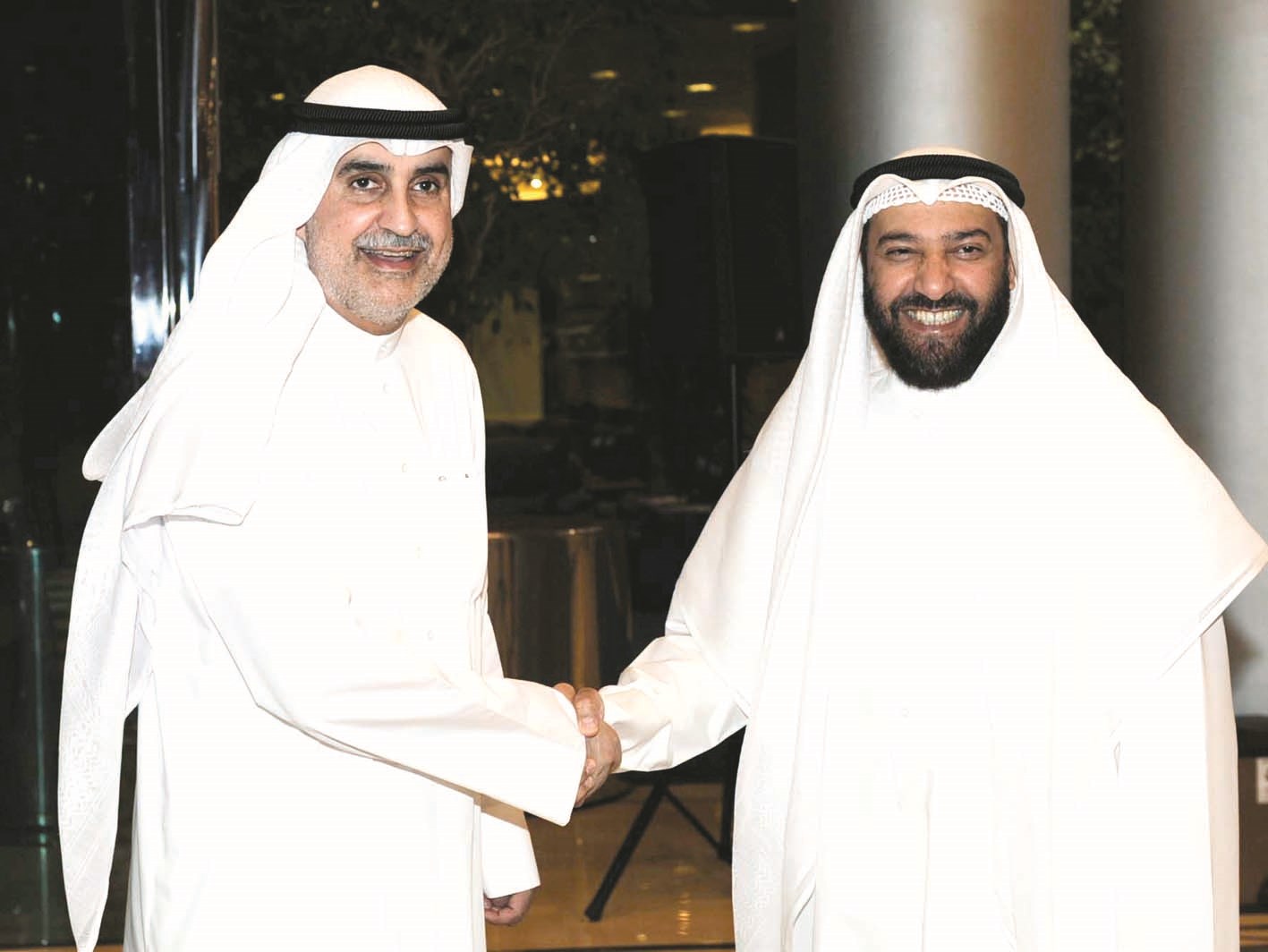 العدساني مصافحاً العمير