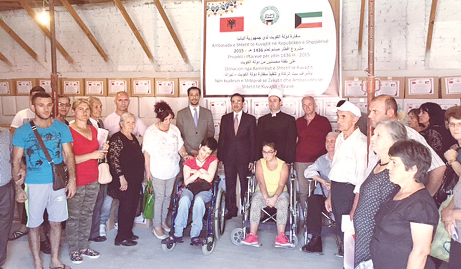...ومتوسطا عدداً من المواطنين الألبانيين الذين حصلوا على المساعدة