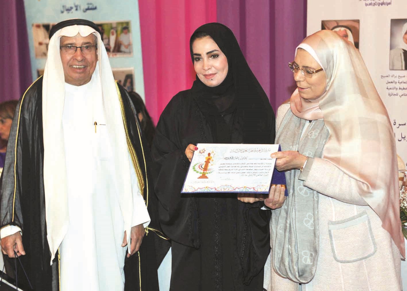 البغلي والفضلي يكرمان إحدى الأرامل  (تصوير سعد هنداوي)