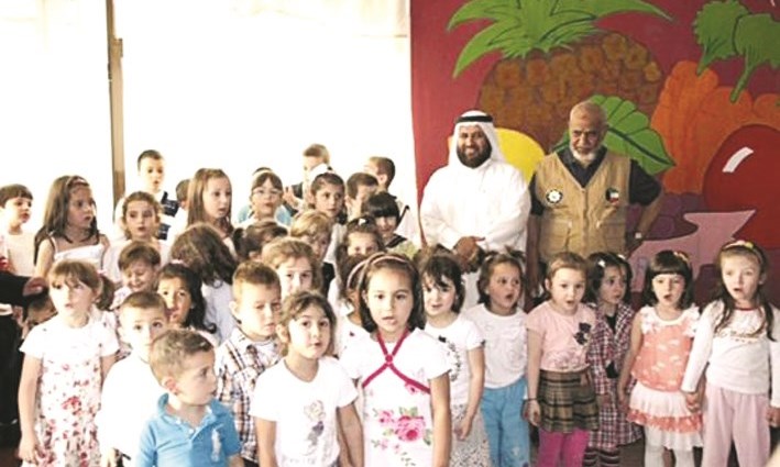 مجموعة من الأيتام الذين تكفلهم اللجنة