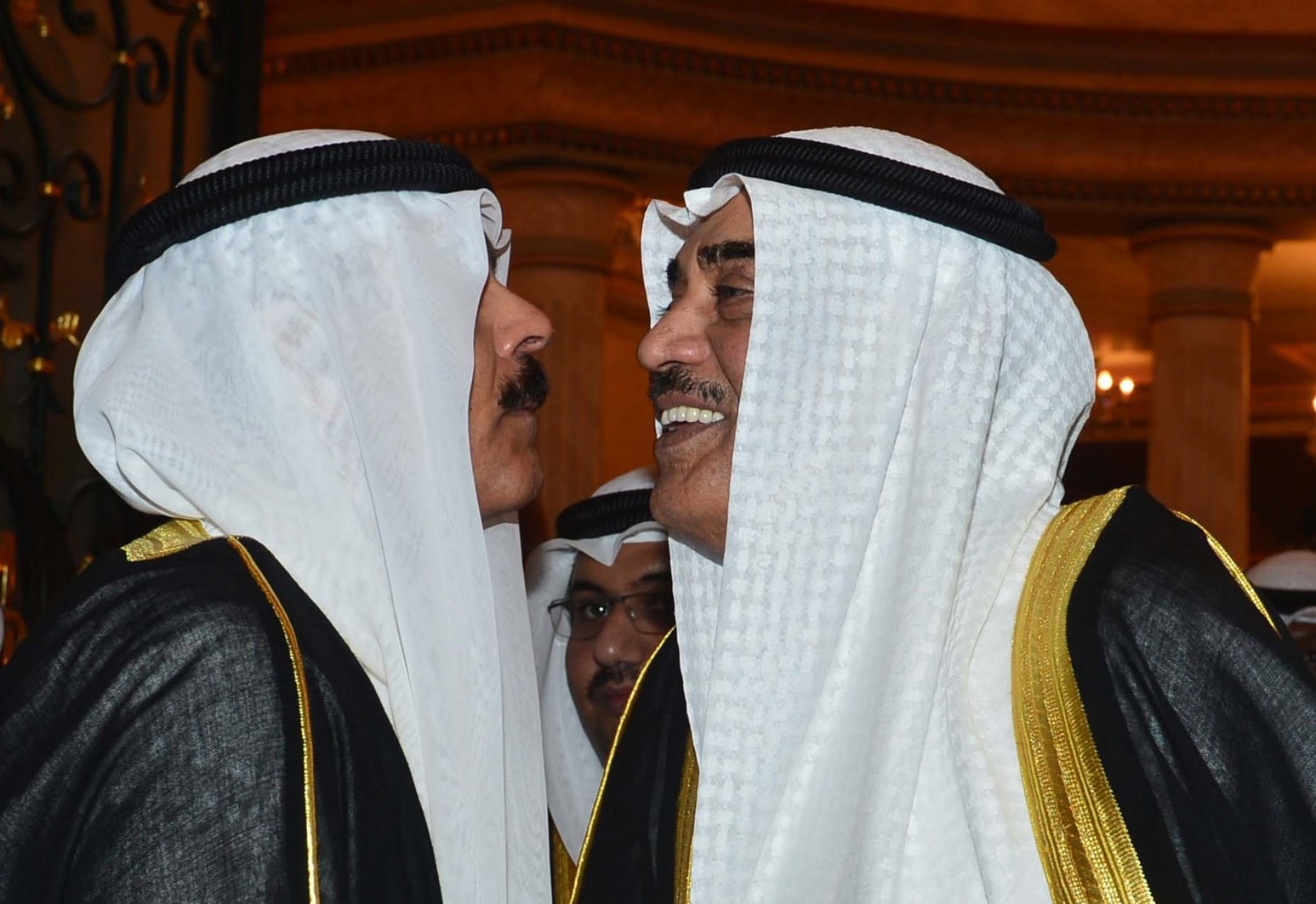 صباح الخالد مهنئاً محمد الخالد (تصوير موسى عياش)