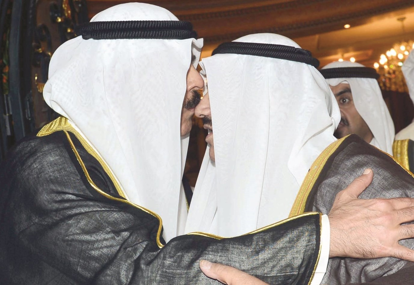 قبلة من الخالد على رأس ناصر المحمد